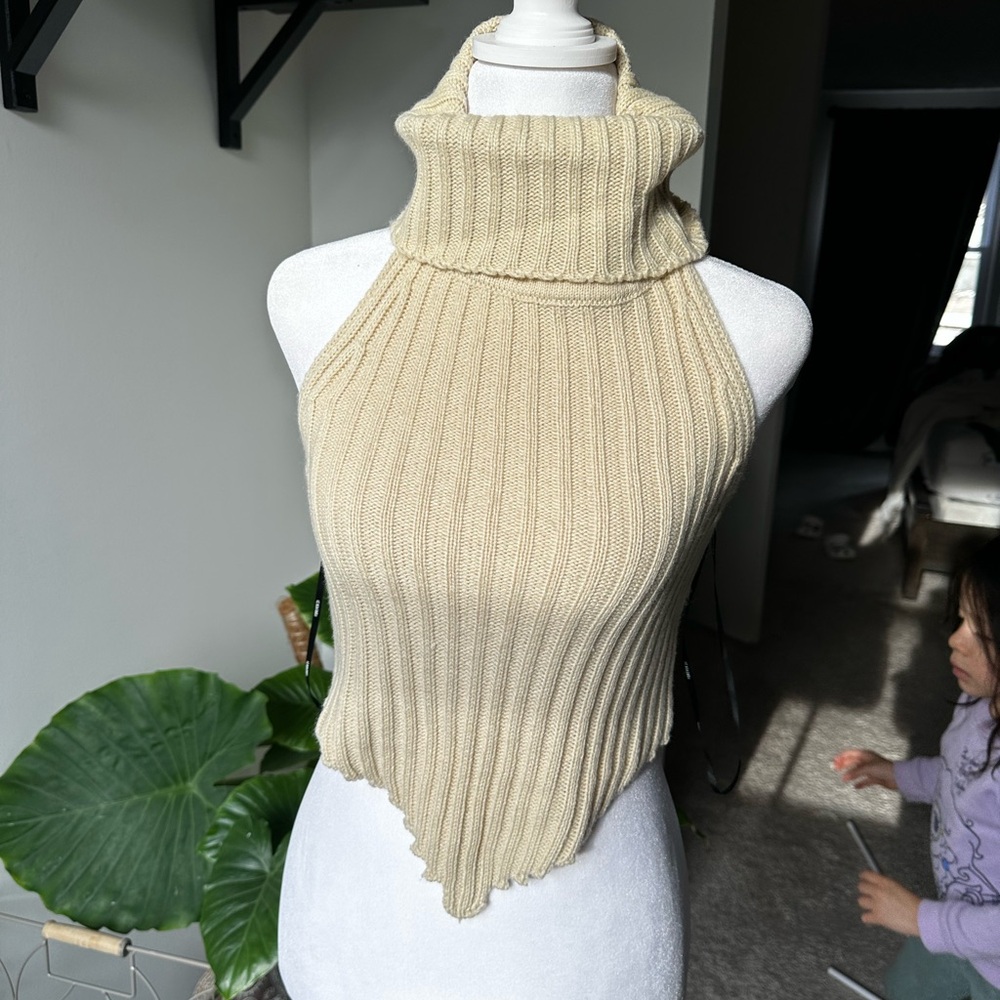 Ribbed Turtleneck Halter V-Hem Top